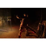 Des mécaniciens de l'élément léger d'intervention (ELI) arriment un véhicule blindé léger (VBL) au treuil d'un camion lourd de dépannage (CLD) sur une base avancée dans le secteur de Ouallam, au Niger.