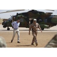 Arrivée du général Laurent Michon et de monsieur Marc Didio à leur descente d'hélicoptère Caïman NH-90 sur la base de Ménaka, au Mali.