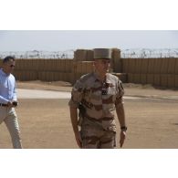 Le général Laurent Michon passe les troupes en revue aux côtés de monsieur Marc Didio à son arrivée sur la base de Ménaka, au Mali.