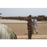 Le général Laurent Michon passe les troupes en revue aux côtés de monsieur Marc Didio à son arrivée sur la base de Ménaka, au Mali.