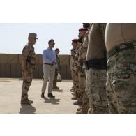 Le général Laurent Michon rencontre les officiers de la Task Force Takuba aux côtés du colonel Vincent Tassel et de monsieur Marc Didio à son arrivée sur la base de Ménaka, au Mali.
