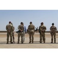 Le général Laurent Michon rencontre un officier des commandos marines à son arrivée sur la base de Ménaka, au Mali.