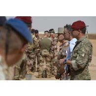 Le général Laurent Michon rencontre les officiers de la Task Force Takuba aux côtés du colonel Vincent Tassel et de monsieur Marc Didio à son arrivée sur la base de Ménaka, au Mali.