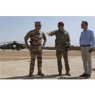 Le colonel Vincent Tassel guide le général Laurent Michon et monsieur Marc Didio pour leur visite de la base de Ménaka, au Mali.