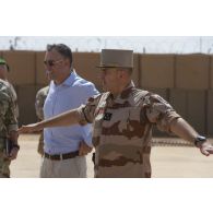 Le général Laurent Michon et monsieur Marc Didio visitent la base de Ménaka, au Mali.