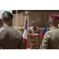 Le général Laurent Michon prononce un discours devant les soldats de la Task Force Takuba sur la base de Ménaka, au Mali.
