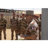 Le général Laurent Michon prononce un discours devant les soldats de la Task Force Takuba sur la base de Ménaka, au Mali.