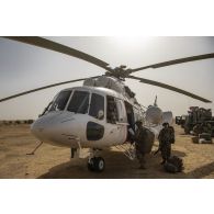 Le photographe Simon de l'ECPAD embarque à bord d'un hélicoptère des Nations-Unies au Niger.