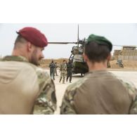 Le colonel Vincent Tassel accueille le colonel malien Issa Bagayoko à sa descente d'un hélicoptère Caïman NH-90 sur la base de Ménaka, au Mali.