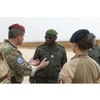 Le colonel Vincent Tassel et son homologue malien Issa Bagayoko saluent les troupes sur la base de Ménaka, au Mali.