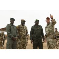 Le colonel Vincent Tassel accompagne son homologue malien Issa Bagayoko pour la visite de la base de Ménaka, au Mali.