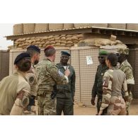 Le colonel Vincent Tassel accompagne son homologue malien Issa Bagayoko pour la visite d'un poste de sécurité sur la base de Ménaka, au Mali.