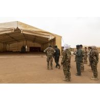 Le colonel Vincent Tassel accompagne son homologue malien Issa Bagayoko pour la visite d'un hangar d'hélicoptères sur la base de Ménaka, au Mali.