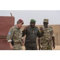Le colonel Vincent Tassel accompagne son homologue malien Issa Bagayoko pour la visite de la base de Ménaka, au Mali.