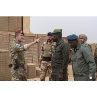 Le colonel Vincent Tassel accompagne son homologue malien Issa Bagayoko pour la visite de la base de Ménaka, au Mali.