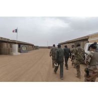 Le colonel Vincent Tassel accompagne son homologue malien Issa Bagayoko pour la visite de la base de Ménaka, au Mali.