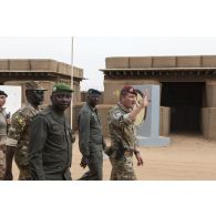 Le colonel Vincent Tassel accompagne son homologue malien Issa Bagayoko pour la visite de la base de Ménaka, au Mali.