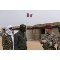 Le colonel Vincent Tassel accompagne son homologue malien Issa Bagayoko pour la visite de la base de Ménaka, au Mali.