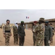 Le colonel Vincent Tassel accompagne son homologue malien Issa Bagayoko pour la visite de la base de Ménaka, au Mali.