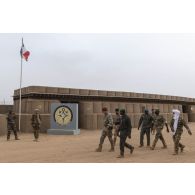Le colonel Vincent Tassel accompagne son homologue malien Issa Bagayoko pour la visite de la base de Ménaka, au Mali.