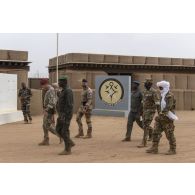 Le colonel Vincent Tassel accompagne son homologue malien Issa Bagayoko pour la visite de la base de Ménaka, au Mali.