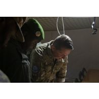 Le colonel Vincent Tassel dirige un point de situation cartographique avec son homologue malien Issa Bagayoko sur la base de Ménaka, au Mali.