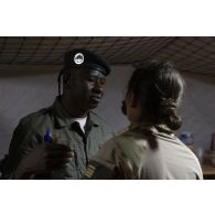 Le colonel malien Issa Bagayoko discute avec un officier français sur la base de Ménaka, au Mali.
