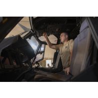 Un mécanicien aéronautique démonte les pales du rotor principal d'un hélicoptère Caïman NH-90 à Gao, au Mali.