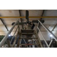 Un mécanicien aéronautique démonte les jeux d'amortisseurs du rotor anticouple d'un hélicoptère Caïman NH-90 à Gao, au Mali.