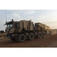 Arrivée d'un camion ravitailleur pétrolier de l’avant à capacité étendue (CARAPACE) du Service de l'énergie opérationnelle (SEO) à Gossi, au Mali.