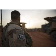 Un soldat veille à la circulation des véhicules à l'entrée de la base de Gossi, au Mali.