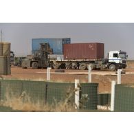 Un chariot Valmet charge des containers sur un camion semi-remorque à Gossi, au Mali.