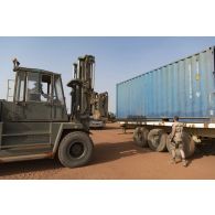 Un chariot Valmet charge un container sur un camion semi-remorque à Gossi, au Mali.