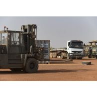 Un chariot Valmet charge des containers sur un camion semi-remorque à Gossi, au Mali.