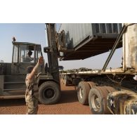 Un chariot Valmet charge un container sur un camion semi-remorque à Gossi, au Mali.