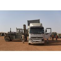 Un chariot Valmet charge un container sur un camion semi-remorque à Gossi, au Mali.