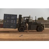 Un chariot Valmet transporte un container sur la base de Gossi, au Mali.