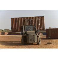 Un chariot Valmet transporte un container sur la base de Gossi, au Mali.
