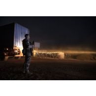 Un soldat sécurise le départ d'un convoi depuis la base de Gossi, au Mali.