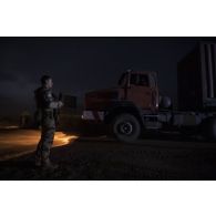 Un soldat sécurise le départ d'un convoi depuis la base de Gossi, au Mali.
