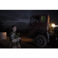 Un soldat sécurise le départ d'un convoi depuis la base de Gossi, au Mali.