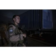 Un soldat sécurise le départ d'un convoi depuis la base de Gossi, au Mali.