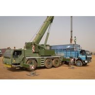 Une grue automotrice LTM 1055 décharge un container depuis un camion semi-remorque à Gao, au Mali.