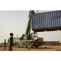 Une grue automotrice LTM 1055 décharge un container à Gao, au Mali.