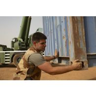 Un soldat aide au déchargement d'un container par une grue automotrice LTM 1055 à Gao, au Mali.