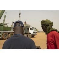 Une grue automotrice LTM 1055 décharge un container depuis un camion semi-remorque à Gao, au Mali.