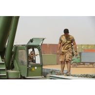 Des soldats déchargent des containers au moyen d'une grue automotrice LTM 1055 à Gao, au Mali.