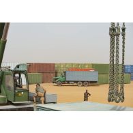 Des soldats déchargent des containers au moyen d'une grue automotrice LTM 1055 à Gao, au Mali.