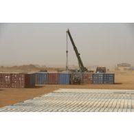 Une grue automotrice LTM 1055 décharge des containers à Gao, au Mali.