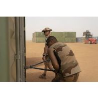Des soldats inspectent  un container à Gao, au Mali.